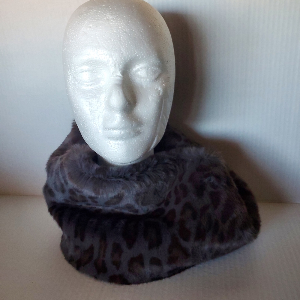 J. McLaughlin Gray Faux Fur Animal Print Snood Neck Warmer Infinity Scarf 14"x7"